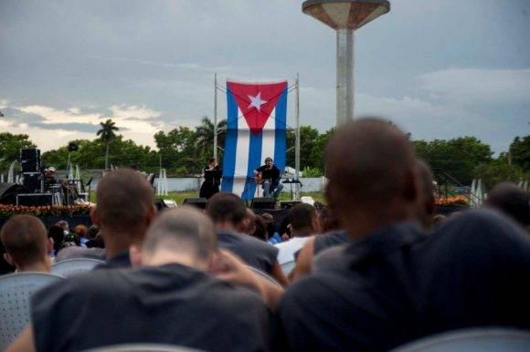 Silvio en su nueva Expedición por las penitenciarías cubanas. En el establecimiento penitenciario Jóvenes de Occidente, 14 de octubre de 2016. Foto: Iván Soca / Cubadebate