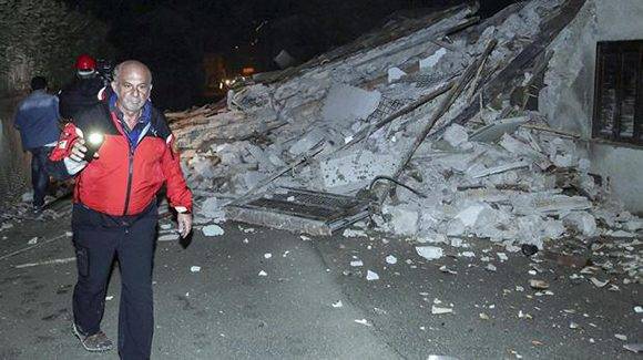 Un hombre pasa junto a los escombros en la villa Sant'Antonio, cerca a Visso (Italia). Foto: EFE.