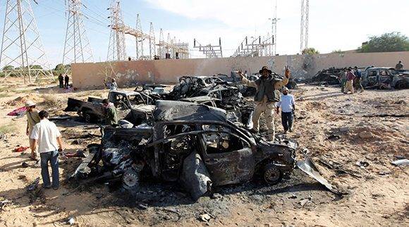 Vehículos de la caravana de Gaddafi calcinados tras el ataque de la OTAN cerca de Sirte. Foto: Reuters/ Thaier al-Sudani