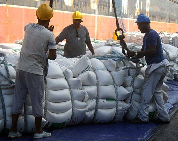 Trabajadores del puerto laboran en la descargan del arroz. Foto: José Raúl Concepción/ Cubadebate.