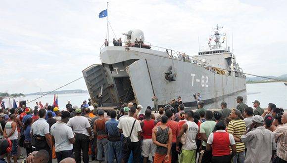 El buque de la Armada de la República Bolivariana de Venezuela Tango-62 Guajira, segundo barco procedente de Venezuela en llegar a Cuba para apoyar la recuperación tras el Huracán Matthew. Foto: Jorge Luis Guibert/ Sierra Maestra.