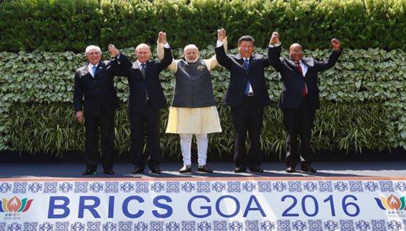 Vamos hacia un mundo multipolar en el que los nuevos actores (China, Rusia, India) tienen vocación a constituir sólidos polos regionales. En la imagen los mandatarios de las naciones que integran el BRICS. Foto: Reuters.