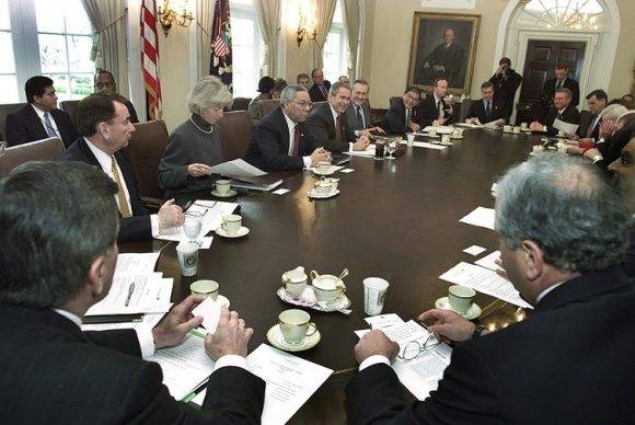 El presidente Bush se reúne con su gabinete en 2002. Foto: Ron Edmonds / AP