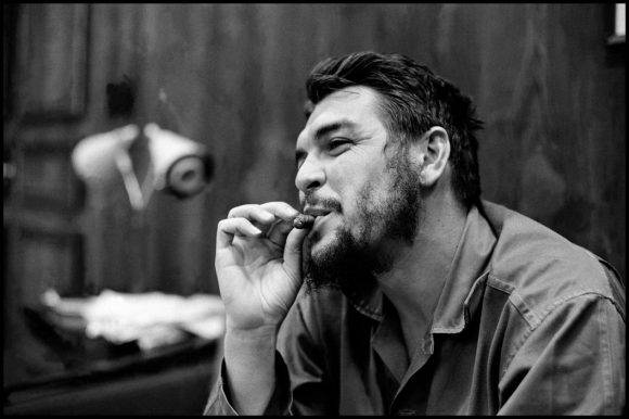 17El Che Guevara en entrevista con Lisa Howard, en el Ministerio de Industrias de Cuba, en 1964. Foto: Elliott Erwitt