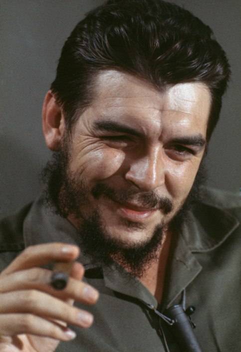 El Che Guevara en entrevista con Lisa Howard, en el Ministerio de Industrias de Cuba, en 1964. Foto: Elliott Erwitt