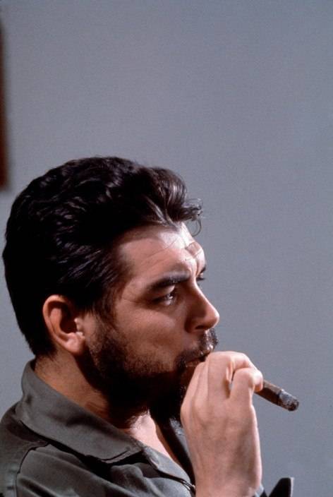 El Che Guevara en entrevista con Lisa Howard, en el Ministerio de Industrias de Cuba, en 1964. Foto: Elliott Erwitt