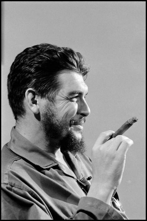 14El Che Guevara en entrevista con Lisa Howard, en el Ministerio de Industrias de Cuba, en 1964. Foto: Elliott Erwitt