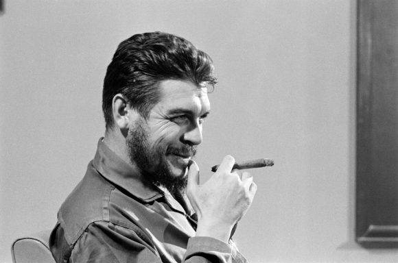 El Che Guevara en entrevista con Lisa Howard, en el Ministerio de Industrias de Cuba, en 1964. Foto: Elliott Erwitt.