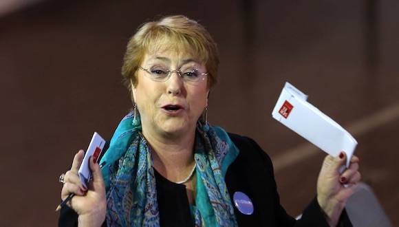 La presidenta de Chile, Michelle Bachelet, al emitir su voto este domingo. Foto: AP