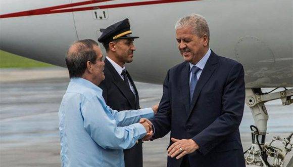 El vicecanciller cubano, Abelardo Moreno, recibe al primer ministro de Argelia, Abdelmalek Sellal. Foto: PL.
