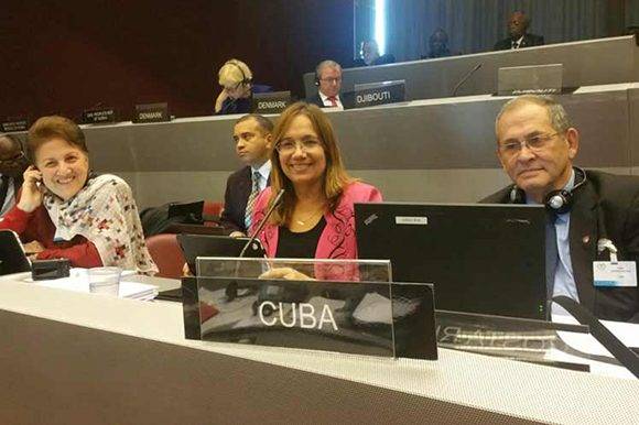 Parlamentarios cubanos en Ginebra (de izq. a der.) Yolanda Ferrer, Ana María Mari Machado y Lázaro Barredo. 
