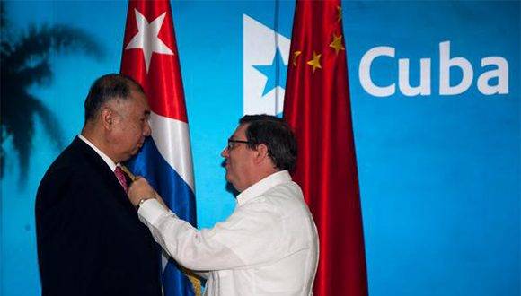 Impone Bruno Rodríguez Parrilla (D), Ministro de Relaciones Exteriores (Minrex), Medalla de la Amistad a Zang Tuo (I), Embajador de la Republica Popular China, en la sede del Minrex, en La Habana, Cuba, el 13 de octubre de 2016. ACN FOTO/ Diana Inés RODRÍGUEZ RODRÍGUEZ/ rrcc