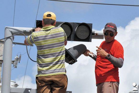 Protegiendo el semáforo. Foto: Rey Torres/ Periódico 26, de Las Tunas