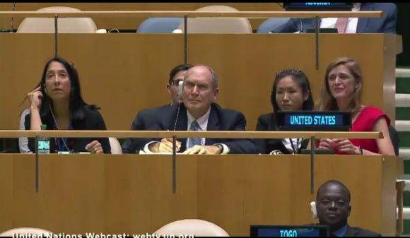 La Embajadora Samantha Power en el podio de Estados Unidos en ONU.