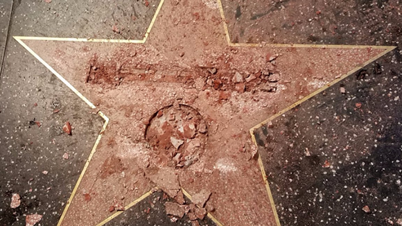 Así quedó la estrella de Donald Trump en el Paseo de la Fama de Hollywood. Foto: @DEADLINEDOMINIC
