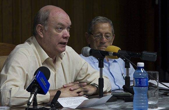 Rodrigo Malmierca (C detrás), ministro cubano de Comercio Exterior e Inversión Extranjera, junto a Abraham Maciques (der. detrás), director del Grupo Empresarial Palco. Foto: Ladyrene Pérez/ Cubadebate.