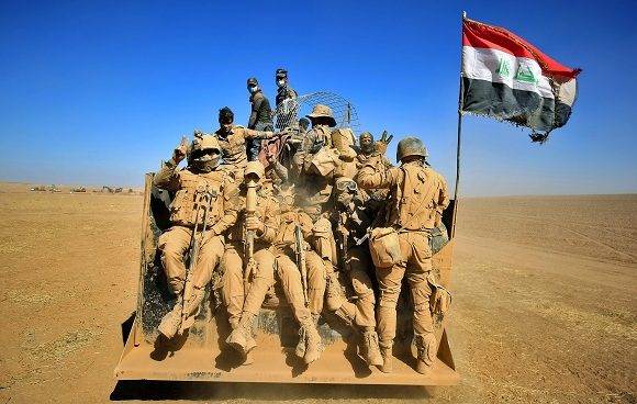 Combatientes de las fuerzas kurdas iraquíes conocidas como peshmerga encabezaron el ataque. Avanzaron lentamente por campos cubiertos de minas. Foto: Agencias.
