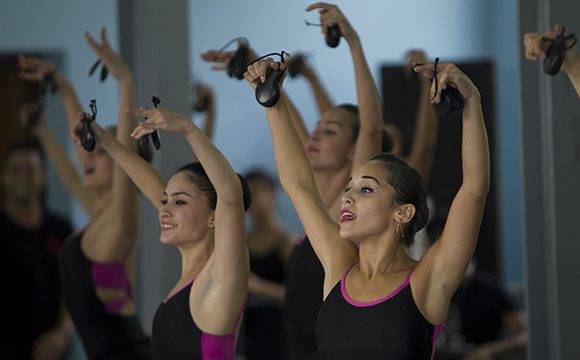 Sus espectáculos fusionan de manera original elementos del flamenco, el ballet y la danza toda, con ritmos españoles y afrocubanos. Foto: Ladyrene Pérez/ Cubadebate.