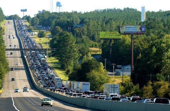 Cientos de automovilistas intentan salir de Carolina del Sur para esquivar los efectos del huracán Matthew. Foto: Ap