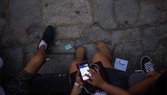 Muchas personas se conectan a través de dispositivos móviles a las conexiones wifi NAUTA. Foto: Fernando Medina Fernández / Cachivache Media.