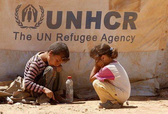 Fotografía de archivo tomada el 27 de agosto de 2012 que muestra a dos niños sirios jugando en el campo de refugiados de Zaatari en Mafraq (Jordania). Foto: EFE.