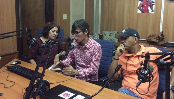 En el estudio de Radio Rebelde, los críticos y periodistas Paquita de Armas y Yuris Nórido y el reconocido realizador Rudy Mora: Foto: María del Carmen/ Cubadebate.