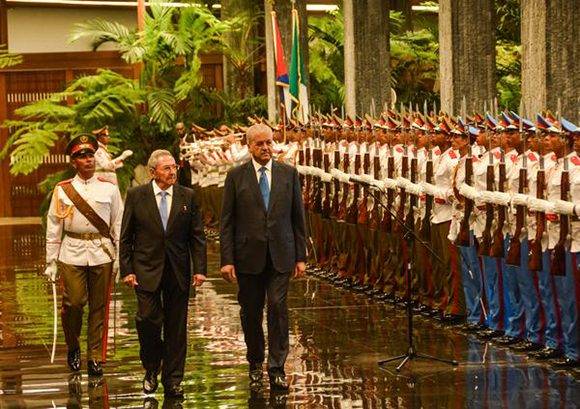 El General de Ejército Raúl Castro Ruz (C izq.), Presidente de los Consejos de Estado y de Ministros, recibe a Abdelmalek Sellal (C der.), Primer Ministro de la República Argelina Democrática y Popular, durante la firma de acuerdos entre los dos países, en el Palacio de la Revolución, en La Habana el 13 de octubre de 2016. ACN FOTO/ Marcelino VÁZQUEZ HERNÁNDEZ/ sdl