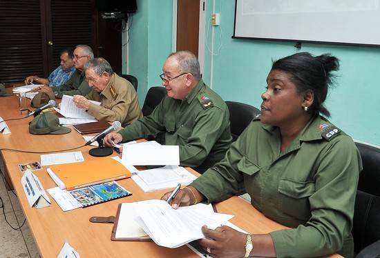 El General de Ejército y los dirigentes que lo acompañan se reunieron en el Consejo de Defensa Provincial de Santiago de Cuba. Foto: Estudios Revolución