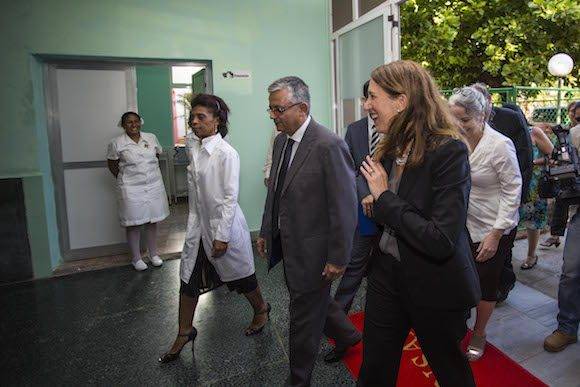 Sylvia Burwell durante su visita al políclinico de 15 y 18 en el Vedado. Foto: Desmond Boylam/ AP/ Cubadebate.