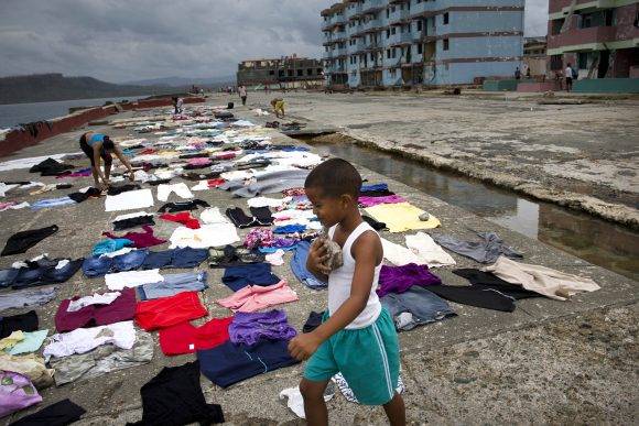 Las fotos de la ropa en el Malecón fueron tomadas un día después de que Matthew barriese la zona. in Baracoa, Cuba, Thursday, Oct. 6, 2016. (AP Photo/Ramon Espinosa)