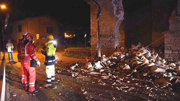 Escombros en la villa Sant'Antonio, cerca a Visso (Italia). Un nuevo seísmo de magnitud 5,4 sacudió el centro de Italia y causó dos heridos, dos meses después del que provocó la muerte a 297 personas. Foto: EFE.