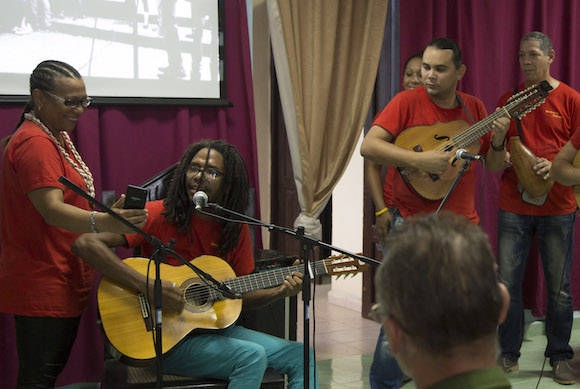 El cantautor cubano, Raúl Torres, graba en Baracoa un nuevo tema musical dedicado a esa localidad, una de las más golpeadas por el huracán Matthew. Foto: Ismael Francisco/ Cubadebate