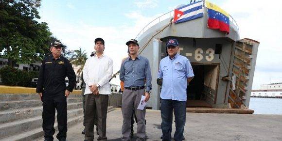 El embajador cubano, Rogelio Polanco, y el vicepresidente para el Área Social, Jorge Arreaza, frente a uno de los buques que llegará con ayuda humanitaria al oriente cubano. Foto: AVN.