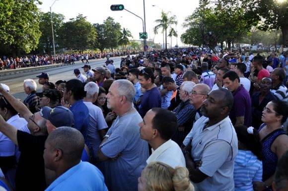 Pueblo de La Habana sale a acompañar la caravana. Foto: Roberto Garaycoa/ Cubadebate