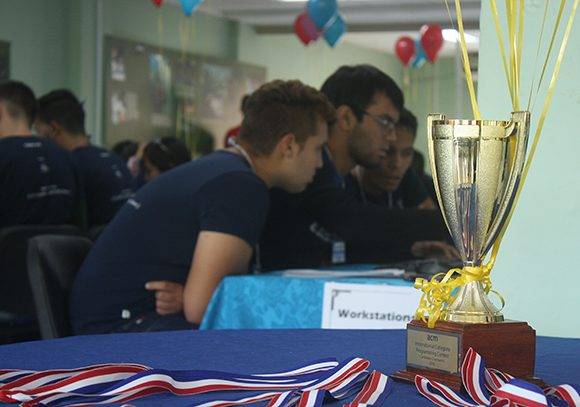 Los participantes tuvieron cinco horas para resolver 10 problemas. El ganador se llevó esta copa y otros regalos. Foto: José Raúl Concepción/ Cubadebate.