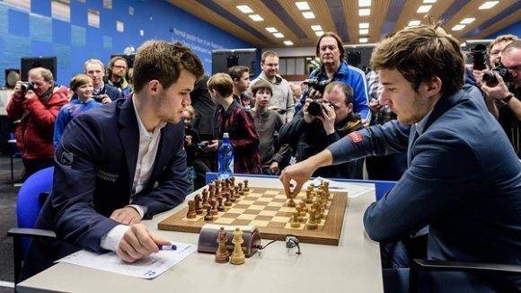 Carlsen enfrenta a Karjakin en el torneo Tata Steel. Foto tomada de AjedrezUruguay.
