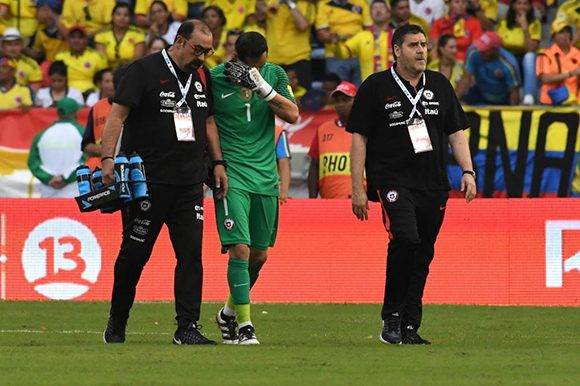 El portero de Chile y del Manchester City, Claudio Bravo, se fue lesionado. Foto tomada de Marca.