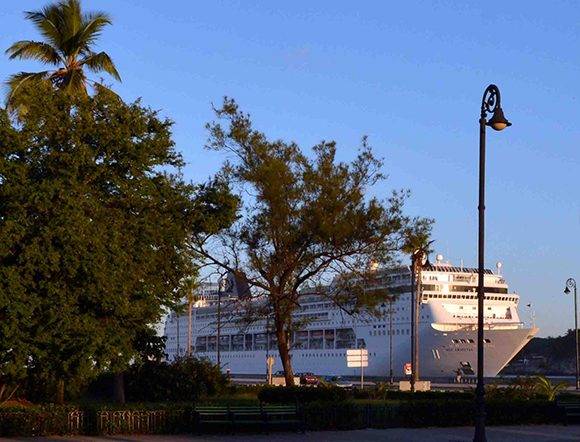 El Crucero Armonia de la compañía MSC Cruceros arribó al puerto de La Habana, una de las siete ciudades maravillas del mundo. Foto Tony Hernández Mena