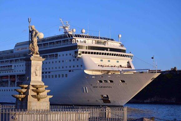 El Crucero Armonia de la compañía MSC Cruceros arribó al puerto de La Habana, una de las siete ciudades maravillas del mundo. Foto Tony Hernández Mena