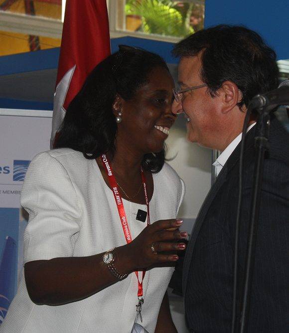 La viceministra cubanade Comercio, Ileana Núñez y su homólogo panameño, Néstor González, se saludan durante FIHAV-2016. Foto: José Raúl Concepción/ Cubadebate.