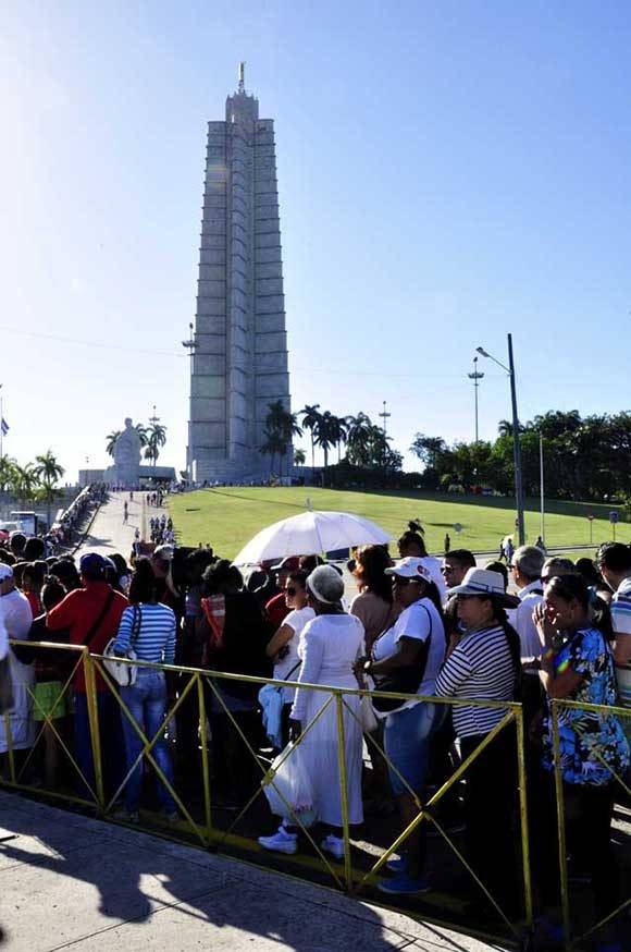 El pueblo continua creciendo a rendir homenaje a Fidel. Foto. Roberto Garaicoa Martínez. Cubadebate