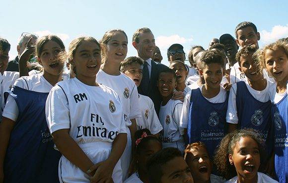 La leyenda del Real Madrid, Emilio Butragueño, con varios niños cubanos que participaron en el campus de entrenamiento. Foto: José Raúl Concepción/ Cubadebate.