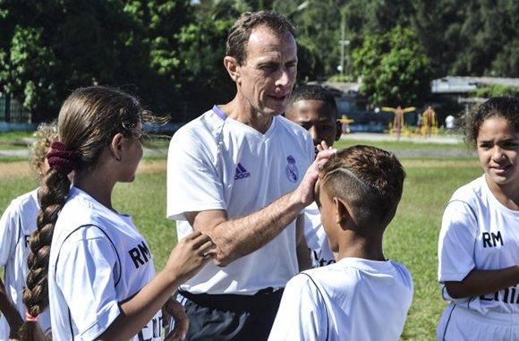 Antes de sus declaraciones Butragueño se vistió de corto y salió a entrenar con los niños. Foto: Annaly Sánchez/ CubaSí.