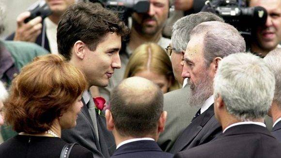 Saluda a Justin Trudeau, hijo del ex Primer Ministro de Canadá Pierre Elliot Trudeau, durante el tributo a sus restos mortales, el 2 de octubre de 2000. Fuente: Estudios Revolución/ Sitio Fidel Soldado de las Ideas.