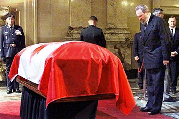 Asiste a los funerales de Pierre Elliot Trudeau, exprimer ministro de Canadá en la Basílica Notre-Dame de Montreal, Plaza de Armas, el 2 de octubre de 2000. Fuente: Estudios Revolución/ Sitio Fidel Soldado de las Ideas.
