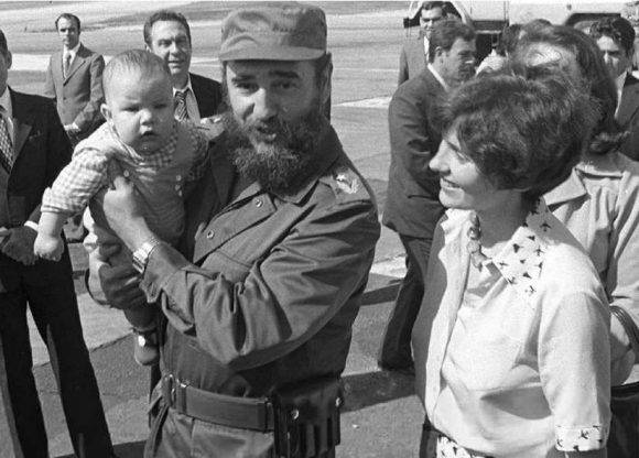 Fidel carga al pequeño Michel Trudeau. A su lado Margaret Trudeau, Aeropuerto La Habana 1976. Foto: Estudios Revolución / Sitio Fidel Soldado de las Ideas
