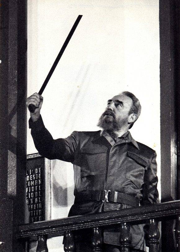 Fidel con el machete de Maceo, acto en el 35 aniversario de la Revolución. Santiago de Cuba. Foto: Ismael Francisco/ Cubadebate (1/1/1994)