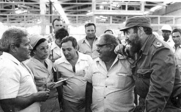 Fidel conversa con trabajadores durante un recorrido por la fábrica de combinadas cañeras 60 Aniversario de la Revolución de Octubre, en Holguín. Foto: Periódico Trabajadores.
