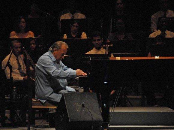 El maestro Frank Fernández en concierto junto a la Sinfónica de Holguín. Foto: Ahora.