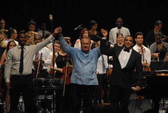 El maestro Frank Fernández al concluir su concierto con artistas de la provincia de Holguín. Foto: Ahora.